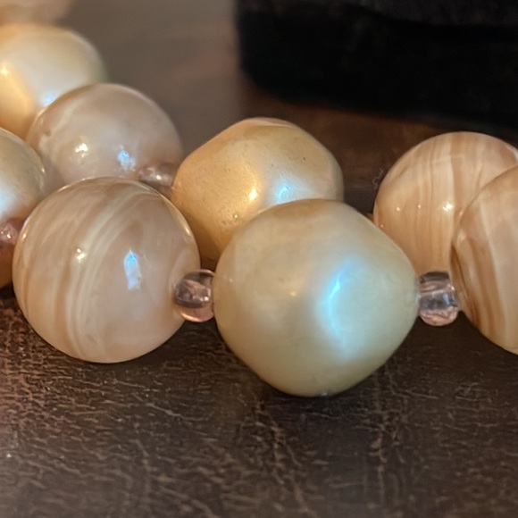 1950’s Double Strand Marbled Acrylic & Faux Pearl Necklace - Picture 2 of 7